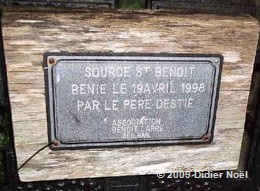 Source Saint-Benoit (En l'honneur du passage de saint Benoît Labre à Labroquère). Pèlerin : Didier Noël. (Détail de la photo de gauche) benoit labre