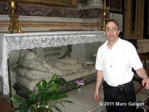 Marc Gallant à la tombe de saint Benoît Labre (Rome) Notre-Dame-des-Monts